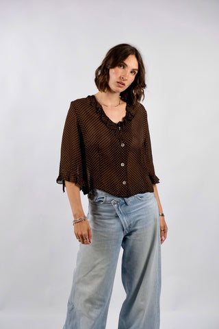 Schokobraune, halbtransparente 90s Viskose Bluse made in Italy mit weißem Pünktchen Print – verkürzter Schnitt mit halblangen Ärmeln; für einen lockere Look empfehlen wir die Bluse einer heutigen M – ein absolutes Highlight