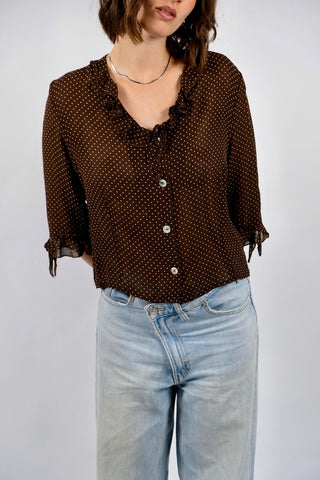 Schokobraune, halbtransparente 90s Viskose Bluse made in Italy mit weißem Pünktchen Print – verkürzter Schnitt mit halblangen Ärmeln; für einen lockere Look empfehlen wir die Bluse einer heutigen M – ein absolutes Highlight