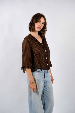 Schokobraune, halbtransparente 90s Viskose Bluse made in Italy mit weißem Pünktchen Print – verkürzter Schnitt mit halblangen Ärmeln; für einen lockere Look empfehlen wir die Bluse einer heutigen M – ein absolutes Highlight