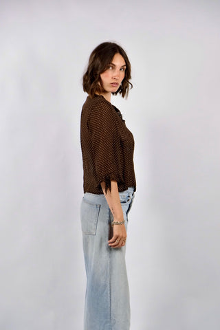 Schokobraune, halbtransparente 90s Viskose Bluse made in Italy mit weißem Pünktchen Print – verkürzter Schnitt mit halblangen Ärmeln; für einen lockere Look empfehlen wir die Bluse einer heutigen M – ein absolutes Highlight