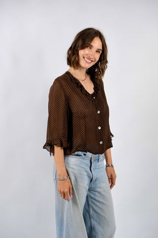 Schokobraune, halbtransparente 90s Viskose Bluse made in Italy mit weißem Pünktchen Print – verkürzter Schnitt mit halblangen Ärmeln; für einen lockere Look empfehlen wir die Bluse einer heutigen M – ein absolutes Highlight
