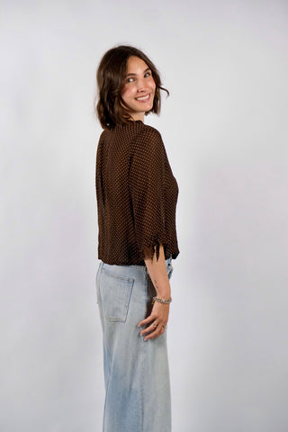 Schokobraune, halbtransparente 90s Viskose Bluse made in Italy mit weißem Pünktchen Print – verkürzter Schnitt mit halblangen Ärmeln; für einen lockere Look empfehlen wir die Bluse einer heutigen M – ein absolutes Highlight