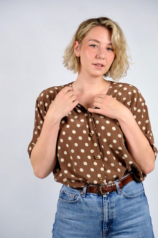 braune 80s/90s Bluse aus reiner Seide mit tollem Polka Dots Print in Creme – entspricht ca. einer heutigen XL bis XXL – ein absolutes Highlight