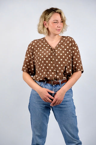 braune 80s/90s Bluse aus reiner Seide mit tollem Polka Dots Print in Creme – entspricht ca. einer heutigen XL bis XXL – ein absolutes Highlight