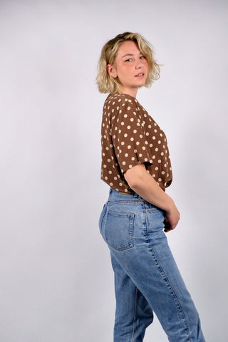 braune 80s/90s Bluse aus reiner Seide mit tollem Polka Dots Print in Creme – entspricht ca. einer heutigen XL bis XXL – ein absolutes Highlight