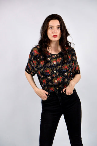 Schwarze/Blauschwarze 90s Bluse aus reiner, halbtransparenter Viskose mit kleinen Polka Dots und floralem Muster in Rot, Weiß, Blau, Rotbraun, Grau und Oliv – wir empfehlen die Bluse einer L bis XL