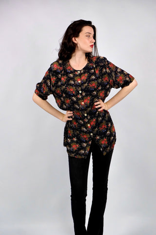 Schwarze/Blauschwarze 90s Bluse aus reiner, halbtransparenter Viskose mit kleinen Polka Dots und floralem Muster in Rot, Weiß, Blau, Rotbraun, Grau und Oliv – wir empfehlen die Bluse einer L bis XL