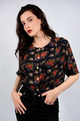 Schwarze/Blauschwarze 90s Bluse aus reiner, halbtransparenter Viskose mit kleinen Polka Dots und floralem Muster in Rot, Weiß, Blau, Rotbraun, Grau und Oliv – wir empfehlen die Bluse einer L bis XL
