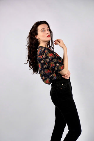 Schwarze/Blauschwarze 90s Bluse aus reiner, halbtransparenter Viskose mit kleinen Polka Dots und floralem Muster in Rot, Weiß, Blau, Rotbraun, Grau und Oliv – wir empfehlen die Bluse einer L bis XL