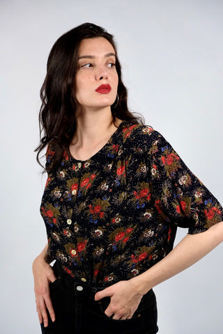 Schwarze/Blauschwarze 90s Bluse aus reiner, halbtransparenter Viskose mit kleinen Polka Dots und floralem Muster in Rot, Weiß, Blau, Rotbraun, Grau und Oliv – wir empfehlen die Bluse einer L bis XL