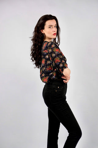 Schwarze/Blauschwarze 90s Bluse aus reiner, halbtransparenter Viskose mit kleinen Polka Dots und floralem Muster in Rot, Weiß, Blau, Rotbraun, Grau und Oliv – wir empfehlen die Bluse einer L bis XL