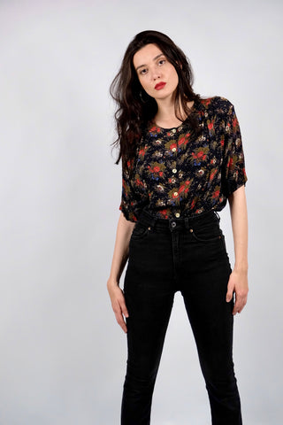 Schwarze/Blauschwarze 90s Bluse aus reiner, halbtransparenter Viskose mit kleinen Polka Dots und floralem Muster in Rot, Weiß, Blau, Rotbraun, Grau und Oliv – wir empfehlen die Bluse einer L bis XL