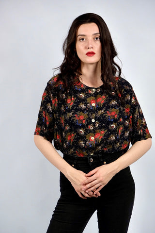 Schwarze/Blauschwarze 90s Bluse aus reiner, halbtransparenter Viskose mit kleinen Polka Dots und floralem Muster in Rot, Weiß, Blau, Rotbraun, Grau und Oliv – wir empfehlen die Bluse einer L bis XL