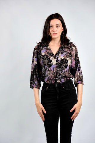 80s/90s Bluse mit floralem Crazy Pattern Print in Schwarz, Flieder, Altrosa, Pink, Creme/Greige und dezentem Türkis – wir empfehlen die Bluse einer heutigen L bis XL