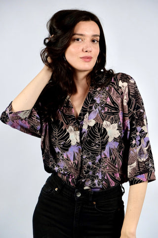 80s/90s Bluse mit floralem Crazy Pattern Print in Schwarz, Flieder, Altrosa, Pink, Creme/Greige und dezentem Türkis – wir empfehlen die Bluse einer heutigen L bis XL