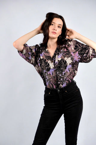80s/90s Bluse mit floralem Crazy Pattern Print in Schwarz, Flieder, Altrosa, Pink, Creme/Greige und dezentem Türkis – wir empfehlen die Bluse einer heutigen L bis XL