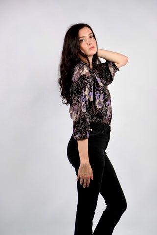 80s/90s Bluse mit floralem Crazy Pattern Print in Schwarz, Flieder, Altrosa, Pink, Creme/Greige und dezentem Türkis – wir empfehlen die Bluse einer heutigen L bis XL
