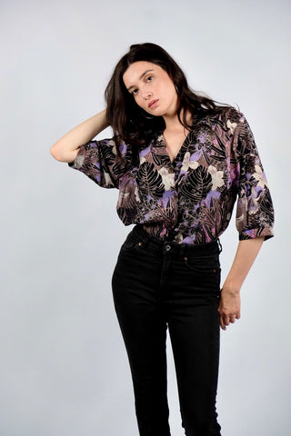 80s/90s Bluse mit floralem Crazy Pattern Print in Schwarz, Flieder, Altrosa, Pink, Creme/Greige und dezentem Türkis – wir empfehlen die Bluse einer heutigen L bis XL