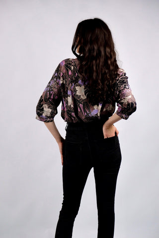 80s/90s Bluse mit floralem Crazy Pattern Print in Schwarz, Flieder, Altrosa, Pink, Creme/Greige und dezentem Türkis – wir empfehlen die Bluse einer heutigen L bis XL