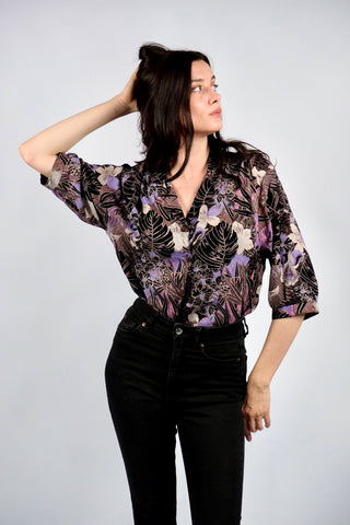 80s/90s Bluse mit floralem Crazy Pattern Print in Schwarz, Flieder, Altrosa, Pink, Creme/Greige und dezentem Türkis – wir empfehlen die Bluse einer heutigen L bis XL
