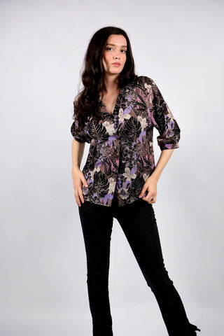 80s/90s Bluse mit floralem Crazy Pattern Print in Schwarz, Flieder, Altrosa, Pink, Creme/Greige und dezentem Türkis – wir empfehlen die Bluse einer heutigen L bis XL