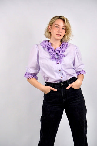 80s Landhaus-/Folklore-Rüschenbluse in Flieder aus Baumwollmischung mit halblangen Puffärmeln und tollen Details aus Lochspitze – wir empfehlen die Bluse einer heutigen L bis XL