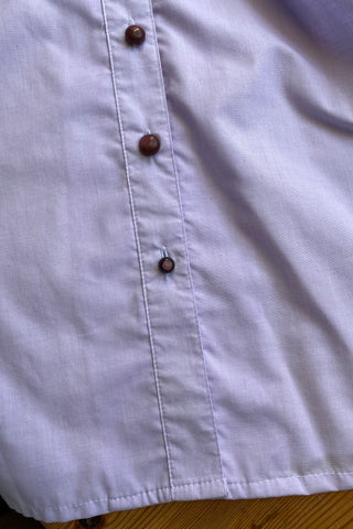 80s Landhaus-/Folklore-Rüschenbluse in Flieder aus Baumwollmischung mit halblangen Puffärmeln und tollen Details aus Lochspitze – wir empfehlen die Bluse einer heutigen L bis XL