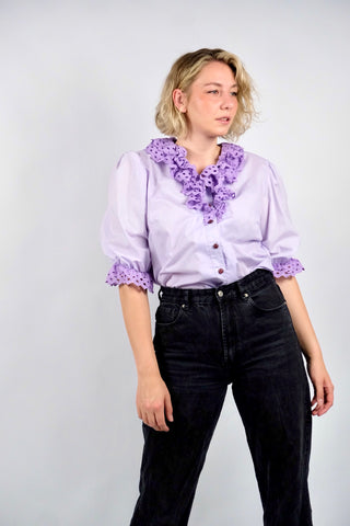 80s Landhaus-/Folklore-Rüschenbluse in Flieder aus Baumwollmischung mit halblangen Puffärmeln und tollen Details aus Lochspitze – wir empfehlen die Bluse einer heutigen L bis XL