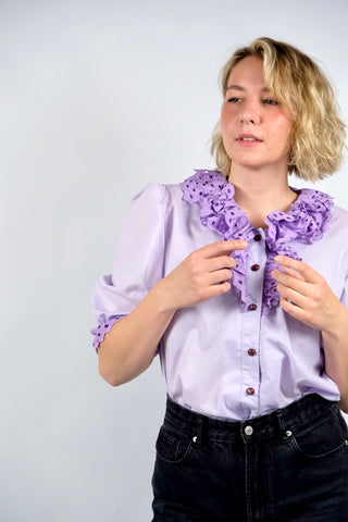80s Landhaus-/Folklore-Rüschenbluse in Flieder aus Baumwollmischung mit halblangen Puffärmeln und tollen Details aus Lochspitze – wir empfehlen die Bluse einer heutigen L bis XL