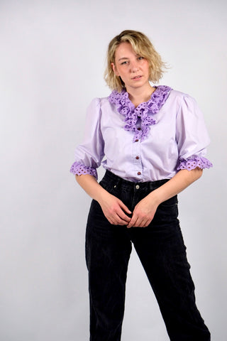80s Landhaus-/Folklore-Rüschenbluse in Flieder aus Baumwollmischung mit halblangen Puffärmeln und tollen Details aus Lochspitze – wir empfehlen die Bluse einer heutigen L bis XL