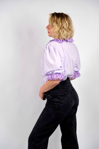 80s Landhaus-/Folklore-Rüschenbluse in Flieder aus Baumwollmischung mit halblangen Puffärmeln und tollen Details aus Lochspitze – wir empfehlen die Bluse einer heutigen L bis XL