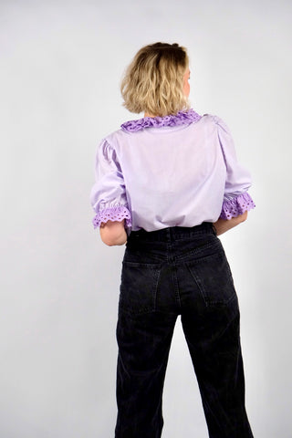 80s Landhaus-/Folklore-Rüschenbluse in Flieder aus Baumwollmischung mit halblangen Puffärmeln und tollen Details aus Lochspitze – wir empfehlen die Bluse einer heutigen L bis XL