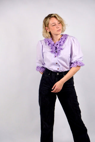80s Landhaus-/Folklore-Rüschenbluse in Flieder aus Baumwollmischung mit halblangen Puffärmeln und tollen Details aus Lochspitze – wir empfehlen die Bluse einer heutigen L bis XL