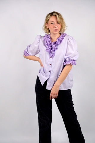 80s Landhaus-/Folklore-Rüschenbluse in Flieder aus Baumwollmischung mit halblangen Puffärmeln und tollen Details aus Lochspitze – wir empfehlen die Bluse einer heutigen L bis XL