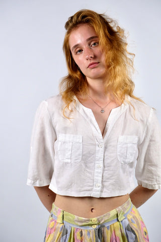 Weiße Preloved/Secondhand Basic Bluse (ca. 2005-2010), von uns reworked als Upcycling Crop Bluse in boxy und bauchfreiem Schnitt – Größe M