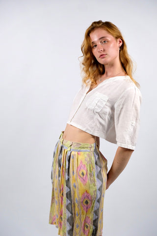 Weiße Preloved/Secondhand Basic Bluse (ca. 2005-2010), von uns reworked als Upcycling Crop Bluse in boxy und bauchfreiem Schnitt – Größe M