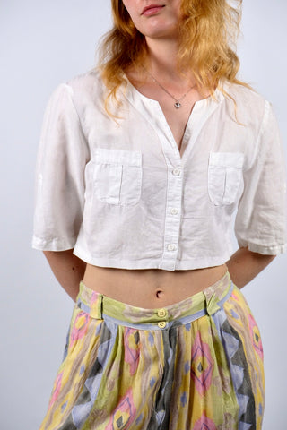 Weiße Preloved/Secondhand Basic Bluse (ca. 2005-2010), von uns reworked als Upcycling Crop Bluse in boxy und bauchfreiem Schnitt – Größe M