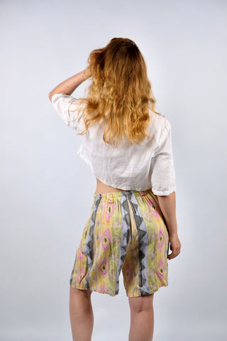 Weiße Preloved/Secondhand Basic Bluse (ca. 2005-2010), von uns reworked als Upcycling Crop Bluse in boxy und bauchfreiem Schnitt – Größe M