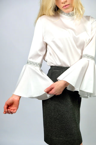 Weiße 70s Bluse mit Stehkragen, Trompetenärmeln und silbernen Verzierungen, wird am Rücken mit einer Knopfleiste geschlossen – wir empfehlen die Bluse einer heutigen S bis M – ein seltenes Fundstück und absolutes Highlight