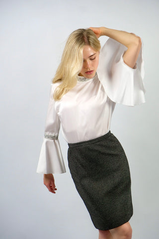 Weiße 70s Bluse mit Stehkragen, Trompetenärmeln und silbernen Verzierungen, wird am Rücken mit einer Knopfleiste geschlossen – wir empfehlen die Bluse einer heutigen S bis M – ein seltenes Fundstück und absolutes Highlight