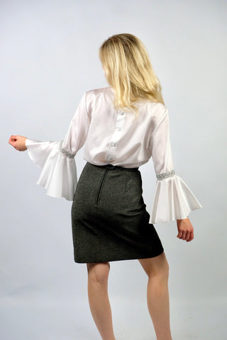 Weiße 70s Bluse mit Stehkragen, Trompetenärmeln und silbernen Verzierungen, wird am Rücken mit einer Knopfleiste geschlossen – wir empfehlen die Bluse einer heutigen S bis M – ein seltenes Fundstück und absolutes Highlight