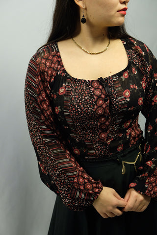 Schwarze Bluse aus den 00s mit rotem Blumenprint, toller Schnitt in figurbetontem Design mit leicht eckigem Ausschnitt, Ballonärmeln und Schleifendetails am Ausschnitt und an den Ärmeln – ein absolutes Highlight