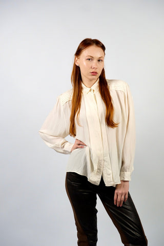 Cremeweiße Basic Seidenbluse mit leichten Puffärmeln und tollem Design an den Schultern – wir empfehlen die Bluse einer heutigen L – ein hochwertiges Basic Highlight