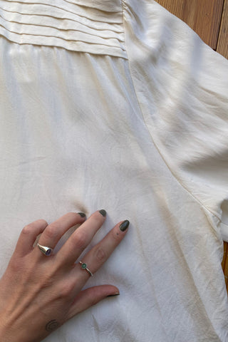 Cremeweiße Basic Seidenbluse mit leichten Puffärmeln und tollem Design an den Schultern – wir empfehlen die Bluse einer heutigen L – ein hochwertiges Basic Highlight