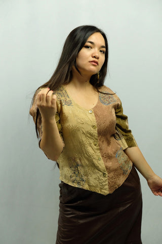 90s Bluse aus reiner Viskose mit halblangen, geschlitzten Ärmeln und Boho Asia Print sowie zarten Stickereien, tolle Beige-, Braun-, Gold- und Olivtöne – ein seltenes Fundstück und absolutes Highlight – die Größe ist als Onesize angegeben, wir empfehlen die Bluse aber einer S oder M