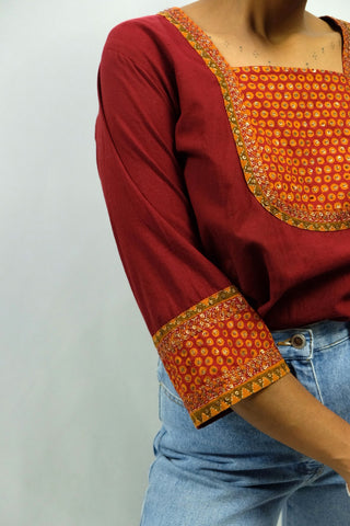 Dunkelrote 90s Boho Bluse mit Paillettenverzierungen und leichten Trompetenärmeln in ¾-Länge – ein absolutes Highlight und zu empfehlen für eine heutige S