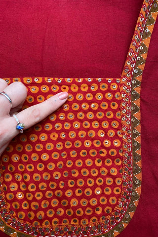 Dunkelrote 90s Boho Bluse reiner Baumwolle mit tollen Paillettenstickereien, eckigem Ausschnitt und halblangen Ärmeln – wir empfehlen die Bluse einer S