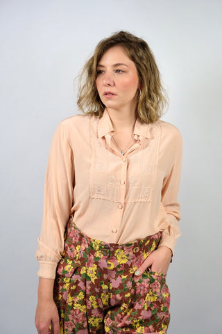 90s Seidenbluse in Lachs/Rosa mit hübschen Stickereien vorn, tragbar von einer L bis XL und ein absolutes Highlight