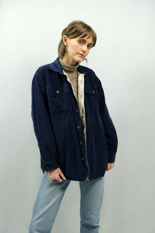 Wattierte 90s Cord Hemdjacke von der Marke NAF NAF in Dunkelblau – unisex tragbar, Herren XS – für Damen empfehlen wir die Hemdjacke einer XS oder S