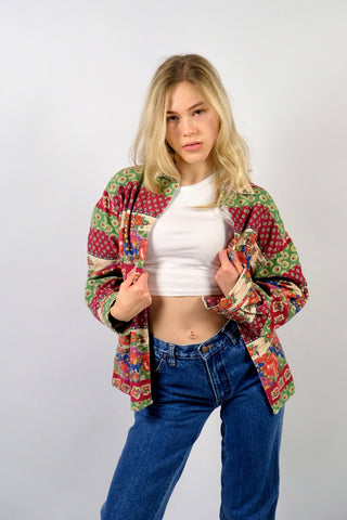 80s/90s Cordhemd von Benetton, made in Italy, mit tollem Boho Blumenmuster in bunten Farben – zu empfehlen für eine heutige S oder kleine M (bitte Maße beachten); auch oversized von kleineren Größen tragbar – ein seltenes Fundstück und absolutes Highlight